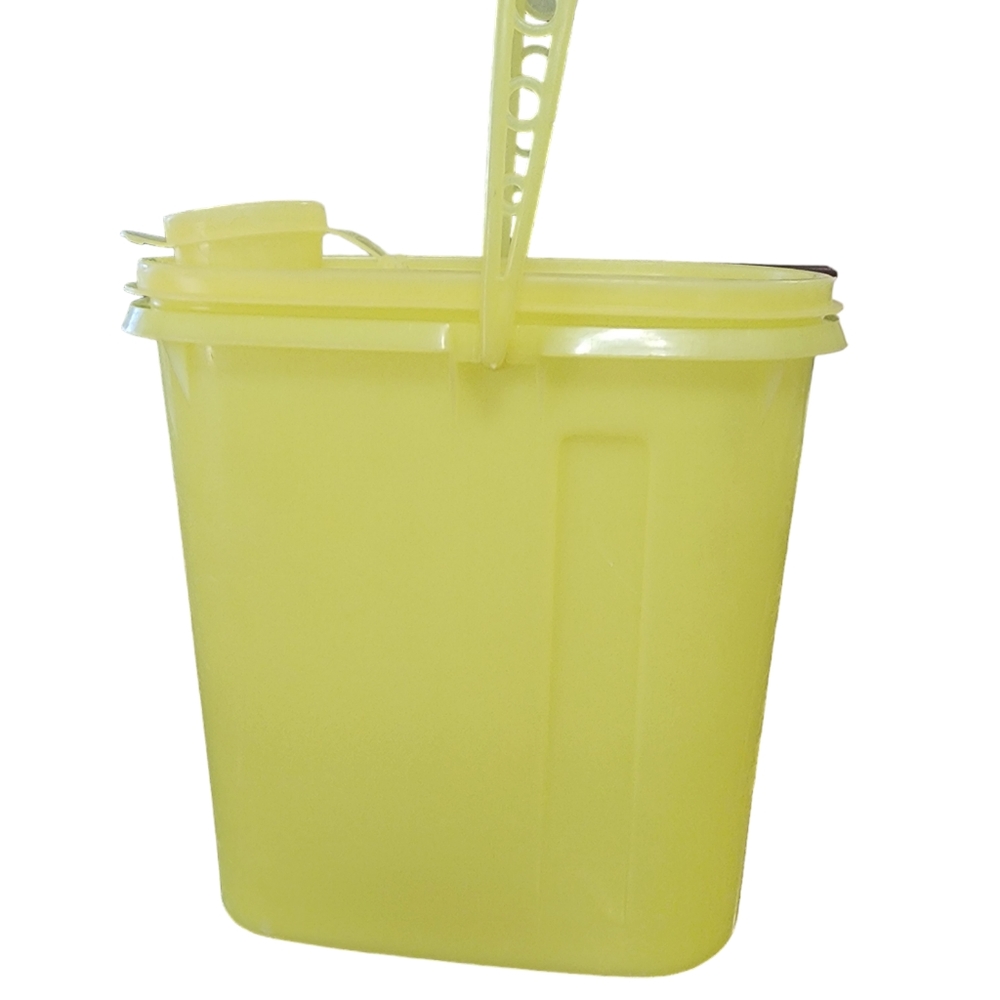 Vintage Tupperware Quart Yellow Pitcher/Storage with Handle and Pour Lid #587-2